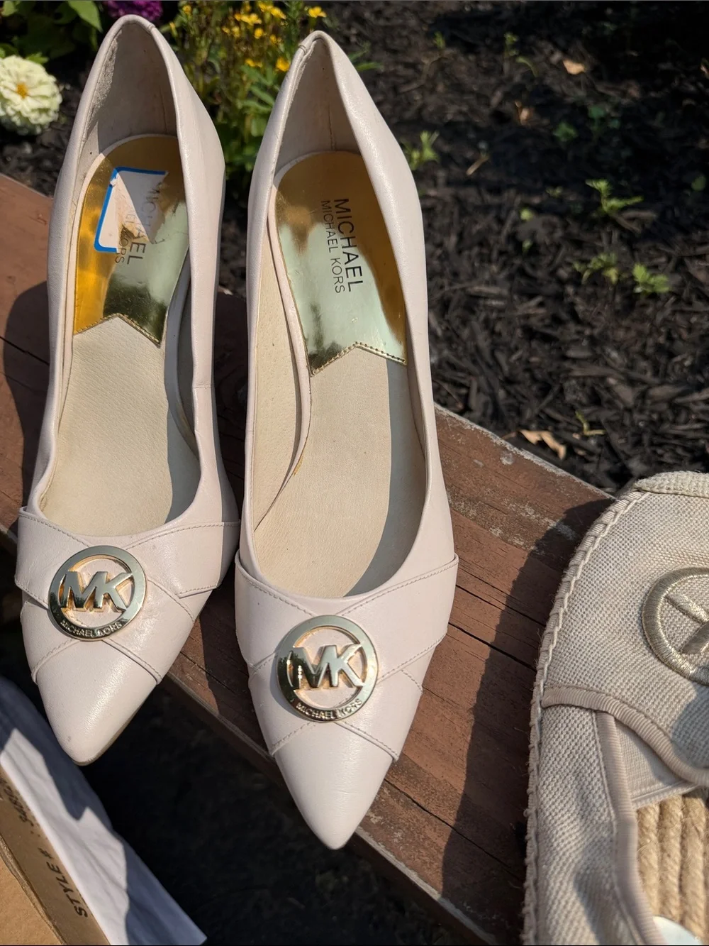 Michael Kors Cream Pointed-Toe Logo Pump with Gold Medallion Sz 10